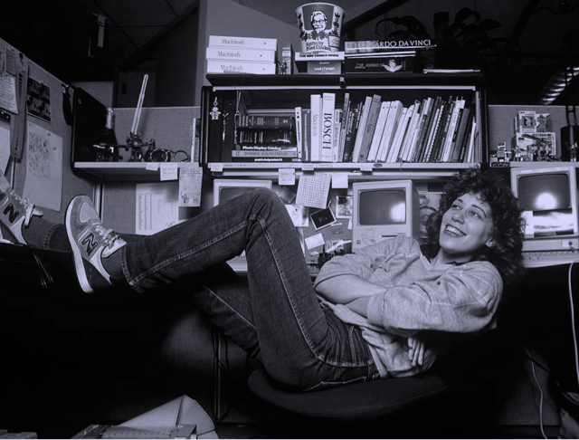 Mujer sonriendo sentada en escritorio